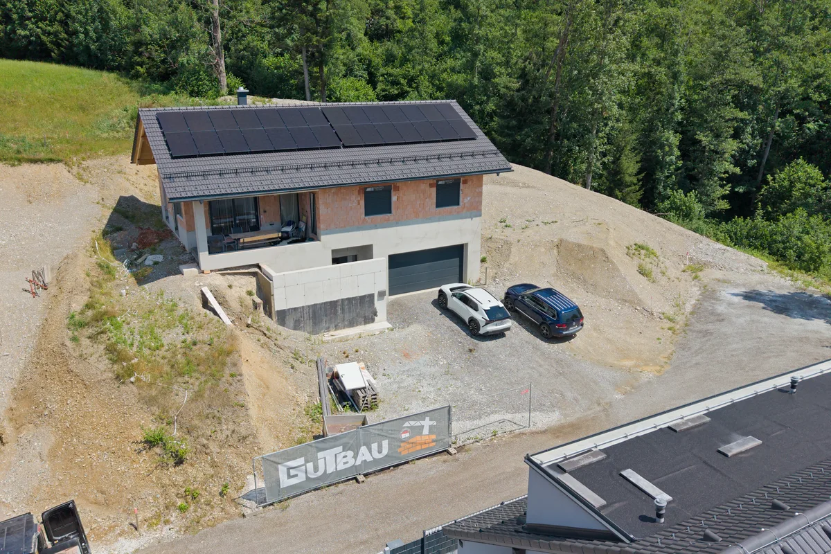 Wohnhaus aus der Vogelperspektive mit Photovoltaikanlage